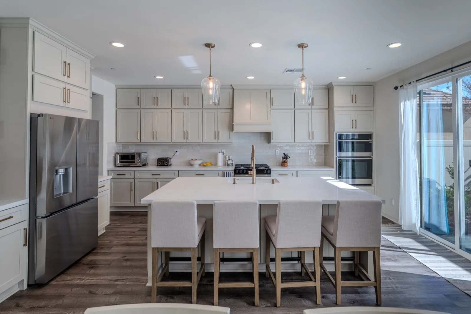 Completed Pacific Stone kitchen project featured with Difference Between Quartz and Quartzite Countertops