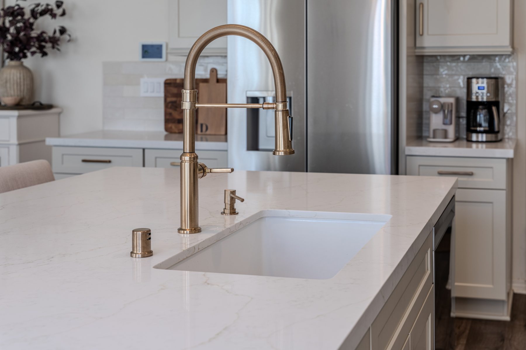 Integrated sink and faucet in a white quartz countertop